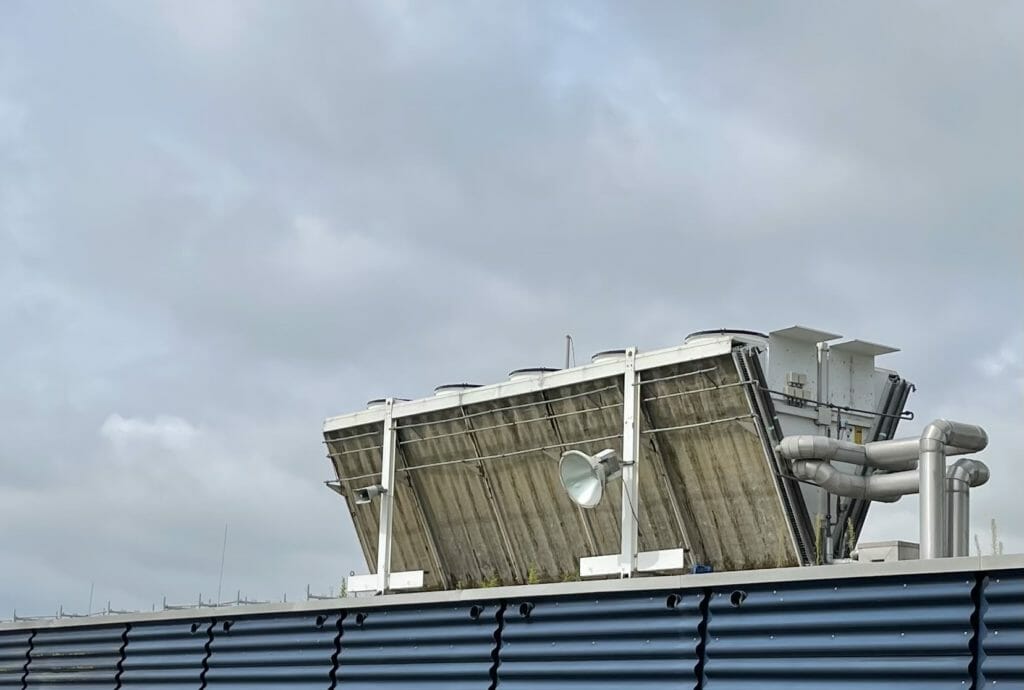 Weißer Kaltwassersatz auf Dach mietkälte