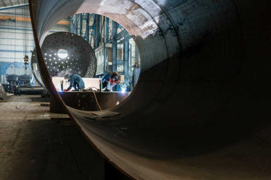 Innenarbeiten bei der Fertigung eines Heißwasserkessels