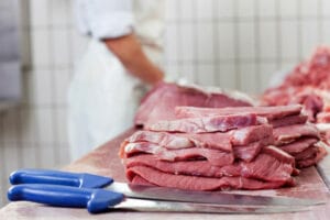 Schlachtermesser desinfizieren in der Metzgerei