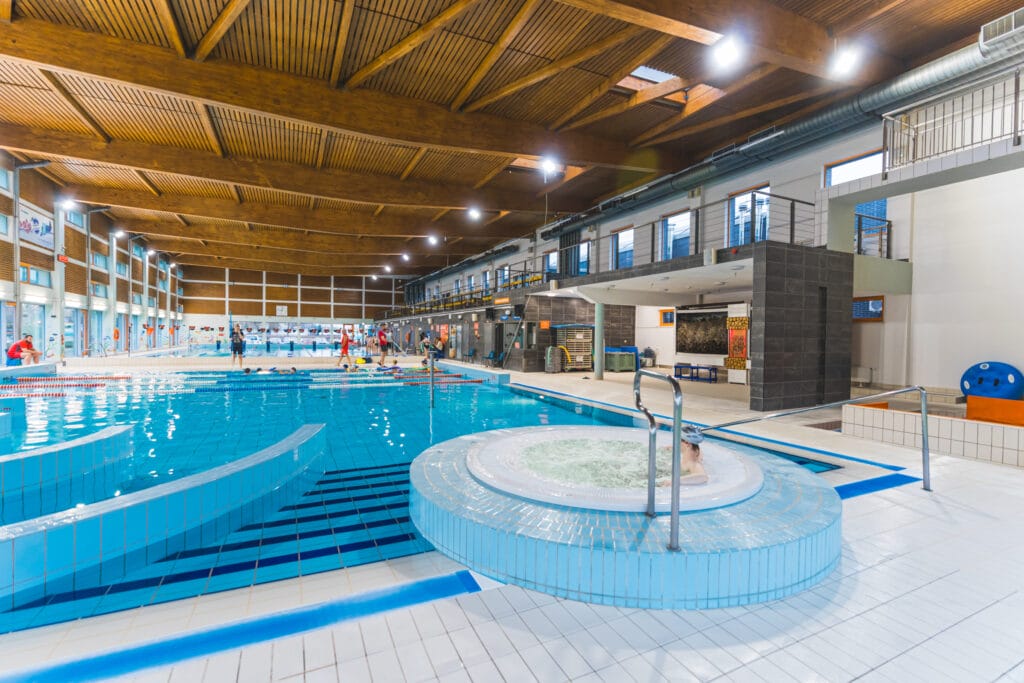 Temperaturen im Hallenbad dank mobiler Schwimmbadheizung optimal